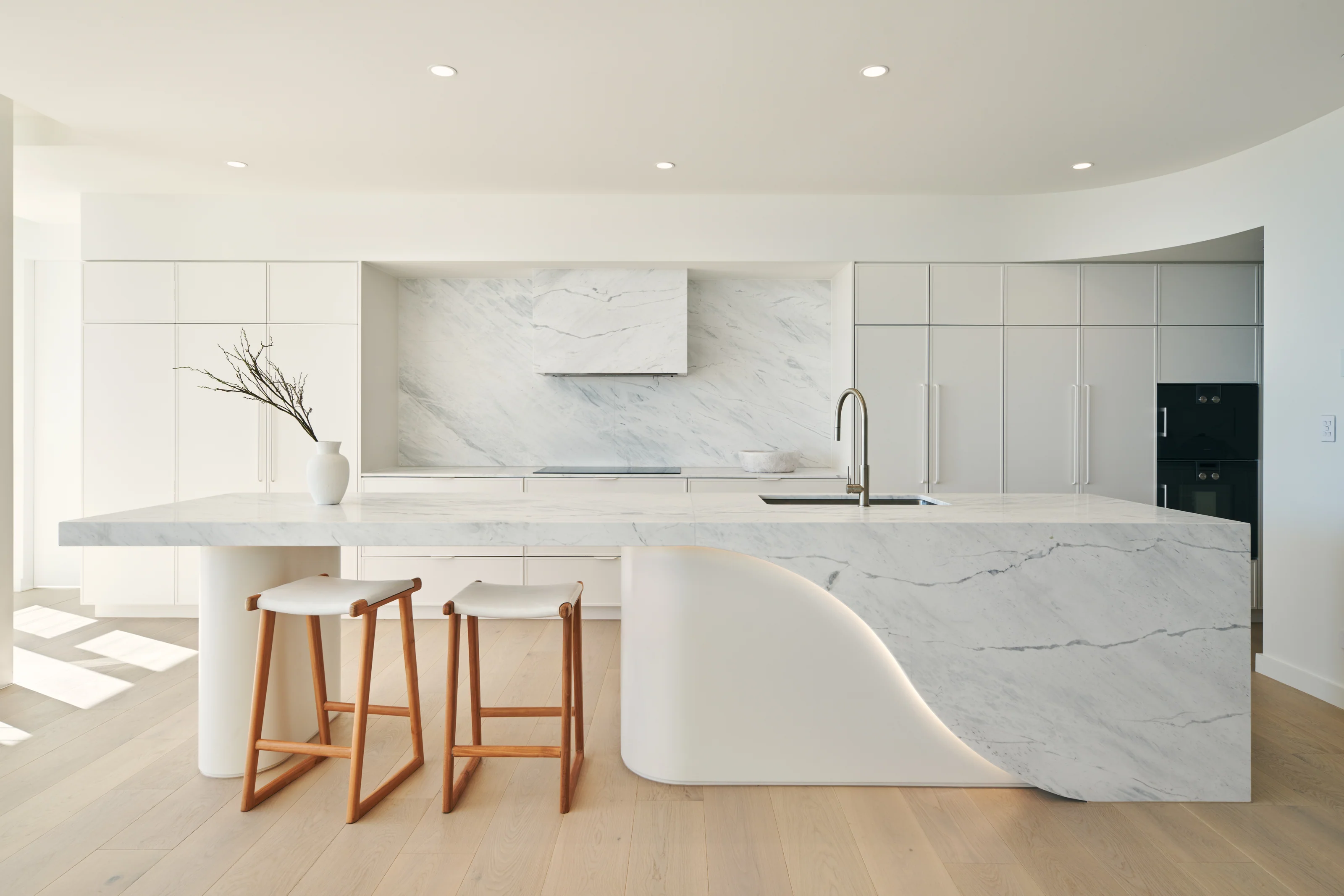 Lagune kitchen in pale stone