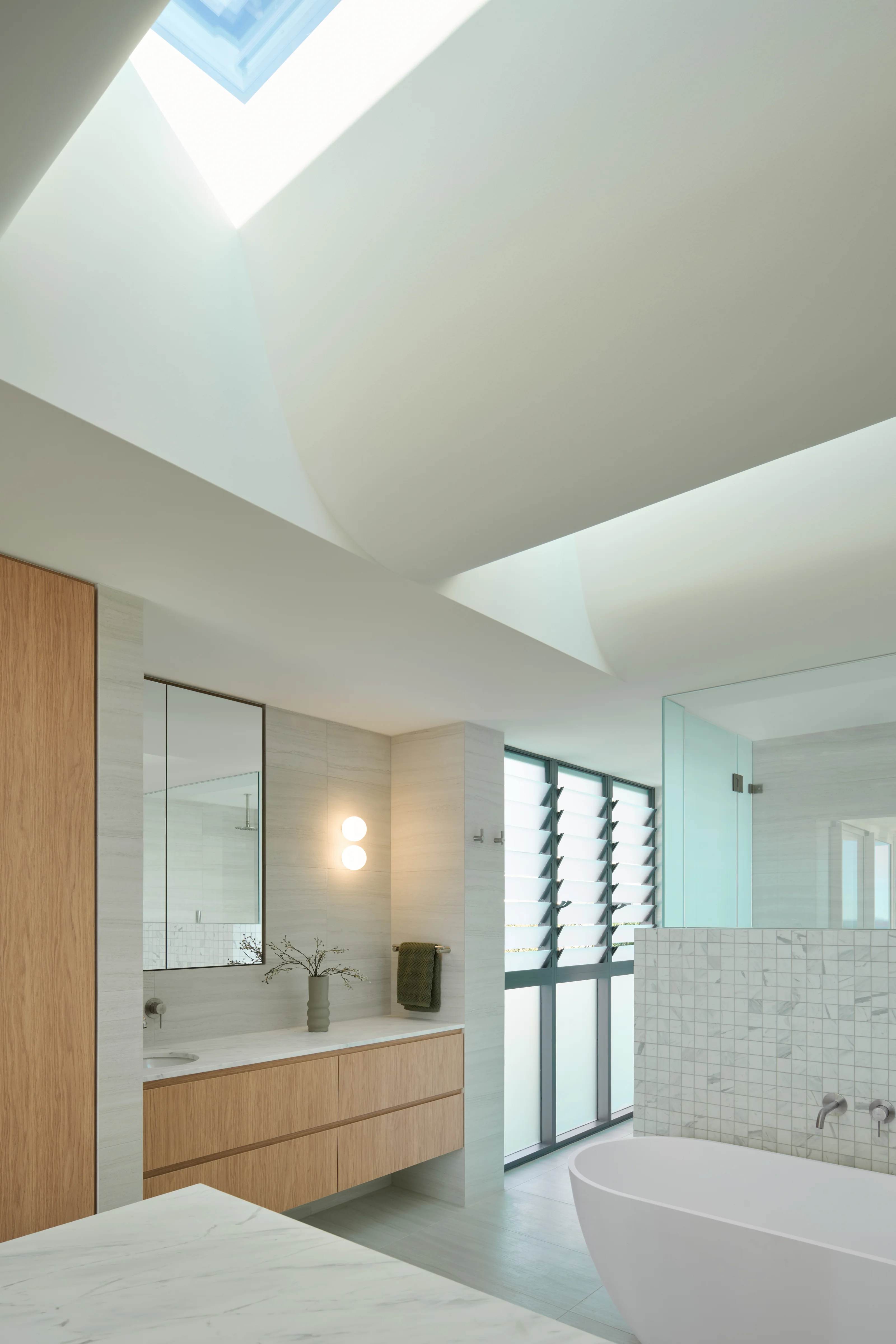Lagune bathroom and skylight