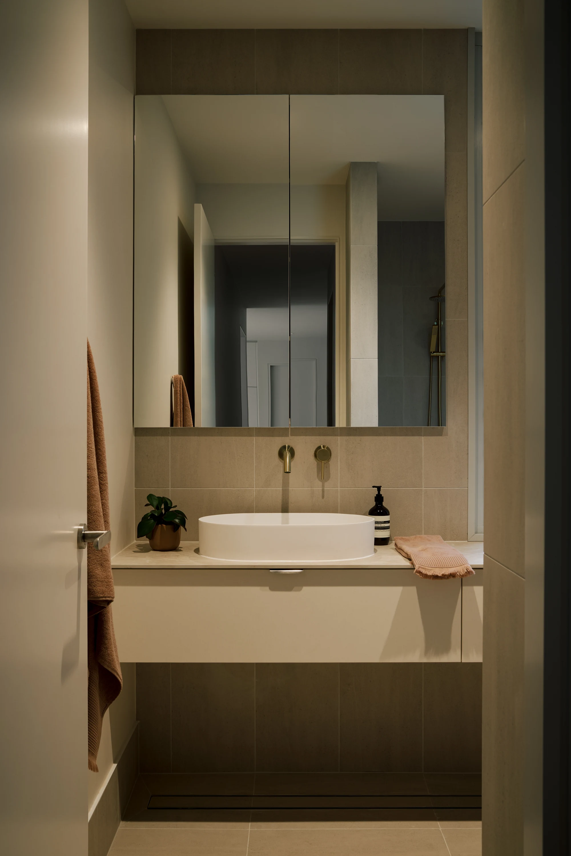 Palmera bathroom with a tall mirror and floating vanity